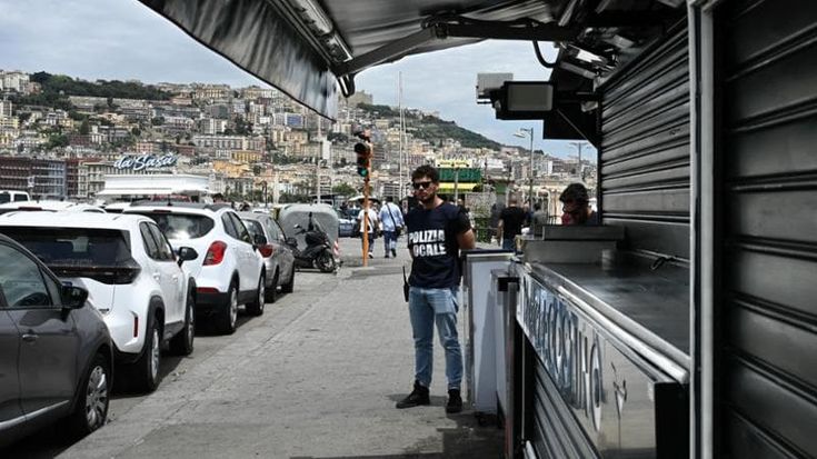 Napoli, il Tar dà ragione al Comune: no ai chioschi sul lungomare