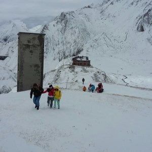 Sorpresa dalla neve al rifugio in scarpe da ginnastica, comitiva di turisti salvata dal soccorso alpino 