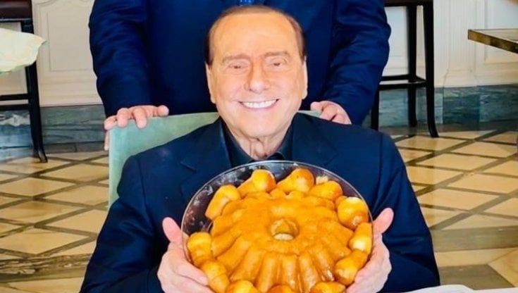 Berlusconi, babà al rum e Capri: "Voglio la cittadinanza onoraria"