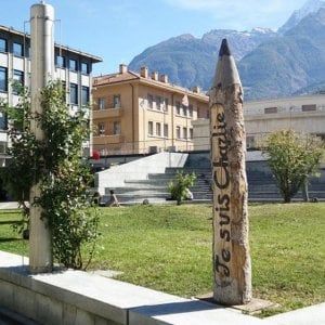 Il Comune di Aosta rimuove l'obelisco in solidarietà a Charlie Hebdo: "Basta vignette derisorie sui morti di Genova"