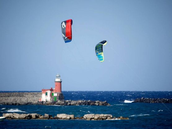 Ischia, il fascino del grecale ispira gli appassionati di windsurf e kitesurf