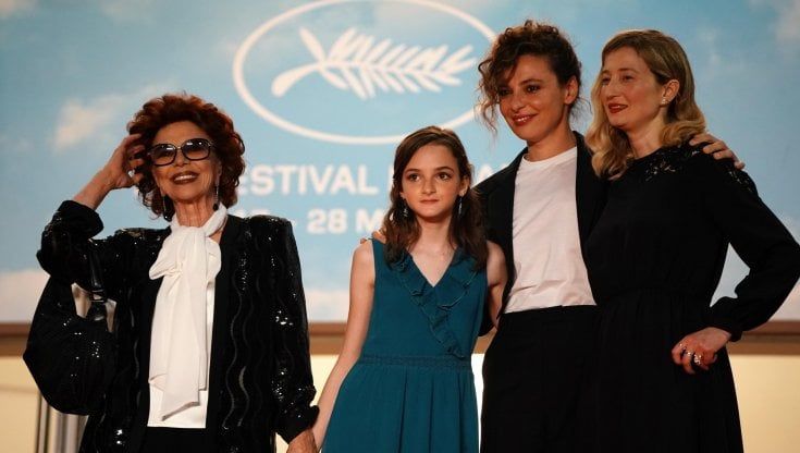 Jasmine Trinca e le sue sorelle, foto di gruppo a Cannes: "Tutte insieme nel mio film" 