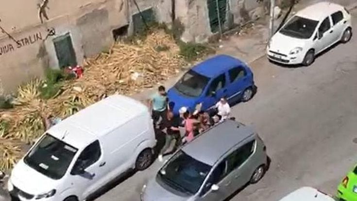 Lo scippatore linciato in strada al Quarticciolo e l’escalation di giustizia fai da te