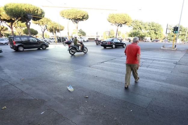 Dall'Eur al centro, le strisce pedonali cancellate