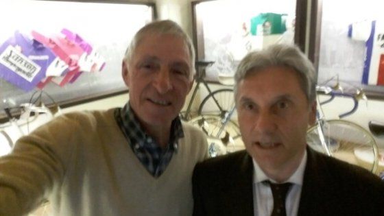 Ciclismo, Moser vs Saronni: il selfie della 'pace' all'insegna del vino