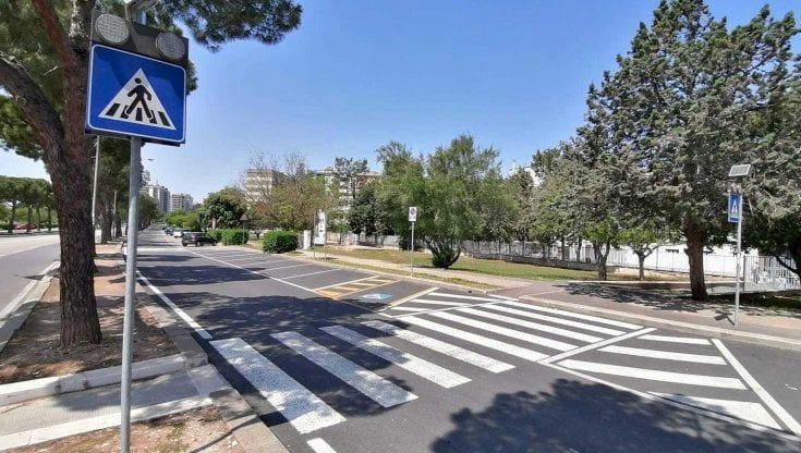 Bari, una 11enne investita da una moto mentre va a scuola alla Tommaso Fiore: ferita al volto. "Strade poco sicure"