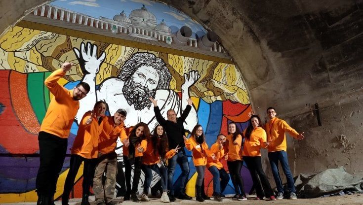 Un murale nel ventre di Napoli: ecco Atlante che sorregge la città, sotto piazza Plebiscito
