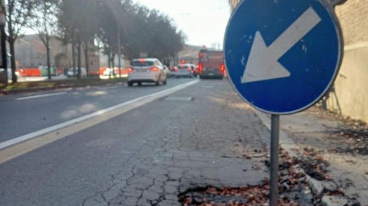 Strade e marciapiedi, piano straordinario da dodici milioni per rimetterli a posto