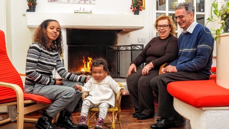 Bari, coppia di medici in pensione accoglie in casa una mamma in fuga dalla Somalia con la figlia piccola: "Così potranno integrarsi in Italia"
