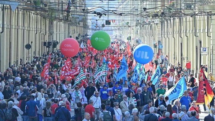 Torino scende in piazza per il lavoro dignitoso. Sul corteo l’incognita Askatasuna