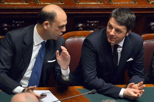 Giuramento Mattarella: Alfano siede accanto al premier Renzi
