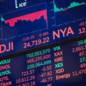 Euro ai massimi da tre anni. Analisti ottimisti sul 2018 dei mercati, ma le Borse Ue partono in rosso
