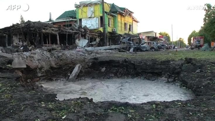 Guerra in Ucraina, la voragine dell'attacco russo e le auto crivellate di colpi a Vilniansk