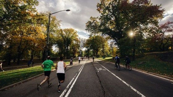 In bici o a piedi: ecco la velocità giusta per difendersi dallo smog