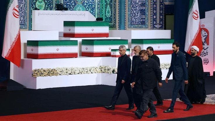 Iran, la prova di forza al funerale di Khamenei: “Dobbiamo ribellarci”