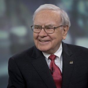Buffett si mette all'asta per un pranzo: 2,6 milioni al non profit