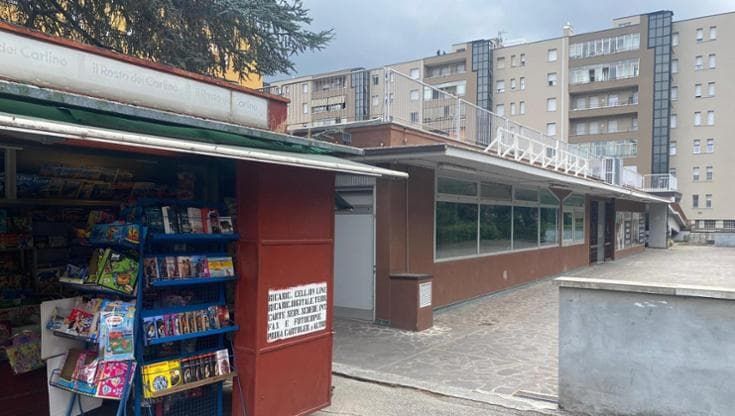 Il rumore dei voli aerei e il supermercato chiuso: quei residenti abbandonati a Selva di Pescarola. “Gli anziani fanno la spesa sotto casa, e ora?”