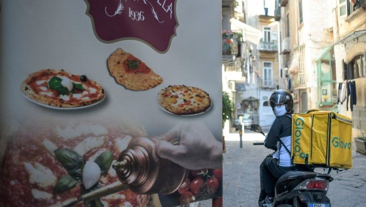 Napoli, vita da rider: "Noi, bersaglio della criminalità, sempre in strada per pochi euro"