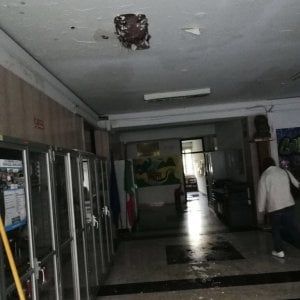 Roma, crollo soffitto e allagamenti al liceo Cannizzaro all'Eur: stop a lezioni 