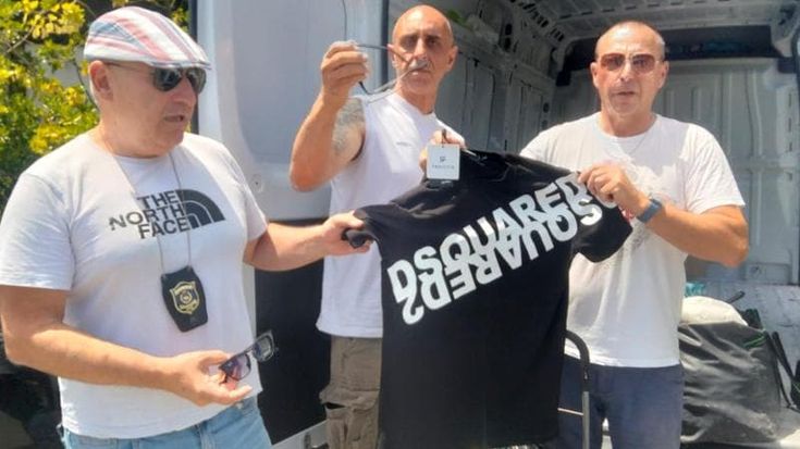 Beccate decine di venditori abusivi: pronti con merce taroccata a vendere sulle spiagge di Ostia