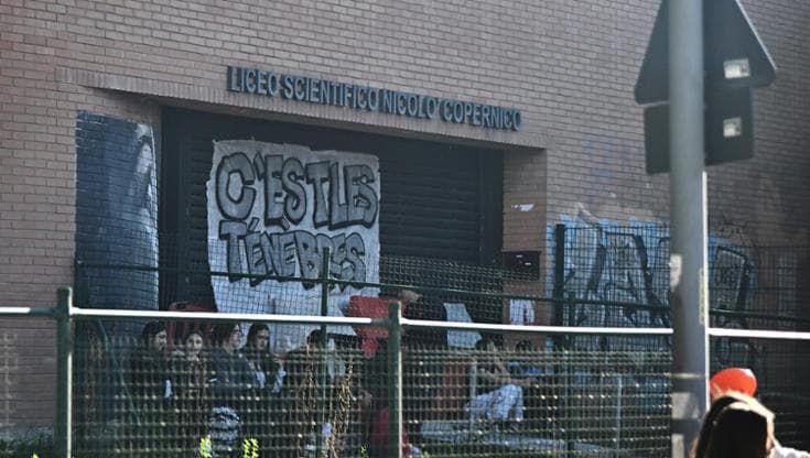 Proteste e blocchi nelle scuole di Bologna, catene agli ingressi di Copernico, Minghetti e Galvani
