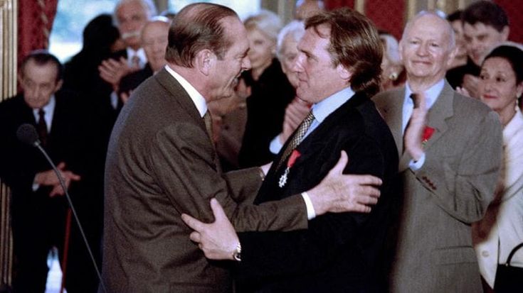 Depardieu rischia di perdere la legione d’onore: “È una vergogna per la Francia”. I legali: “Una caccia all’uomo”