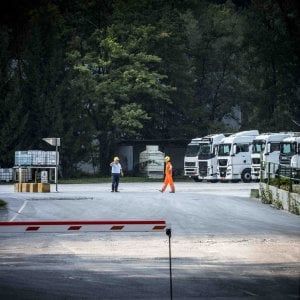 Camionista cade dalla cabina del tir e muore in una cava del Bergamasco