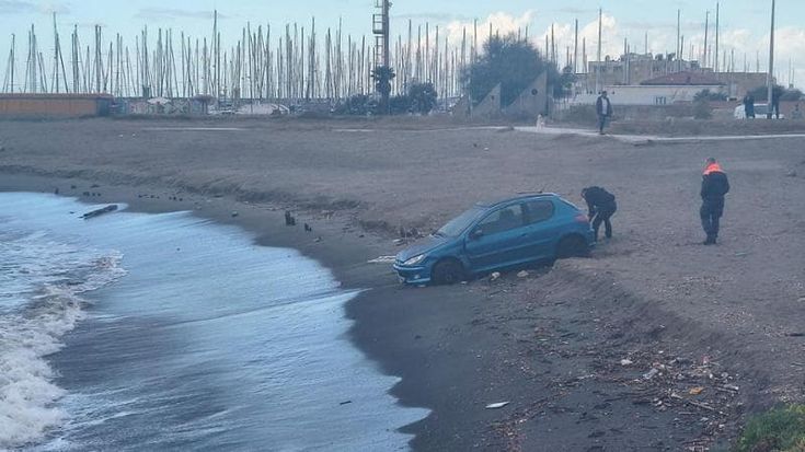 Il mistero dell’auto francese “parcheggiata” sul bagnasciuga di Ostia: “Una donna mi ha derubato”