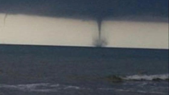 San Felice Circeo, tromba d'aria sull'arenile fa volare gli ombrelloni: colpito anche un bambino  