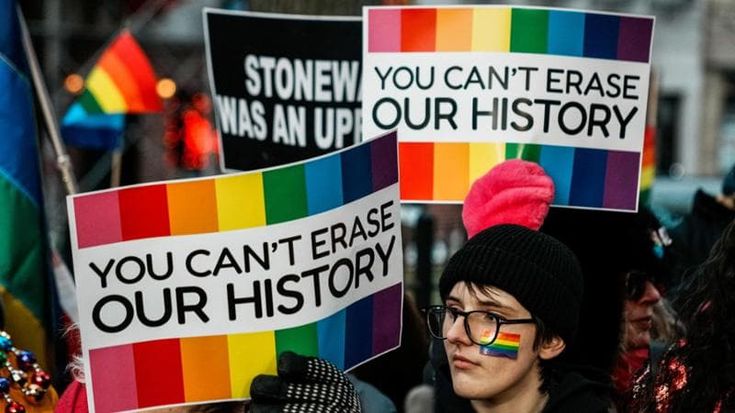 L’amministrazione Trump fa rimuovere la bandiera arcobaleno dallo Stonewall Park di New York