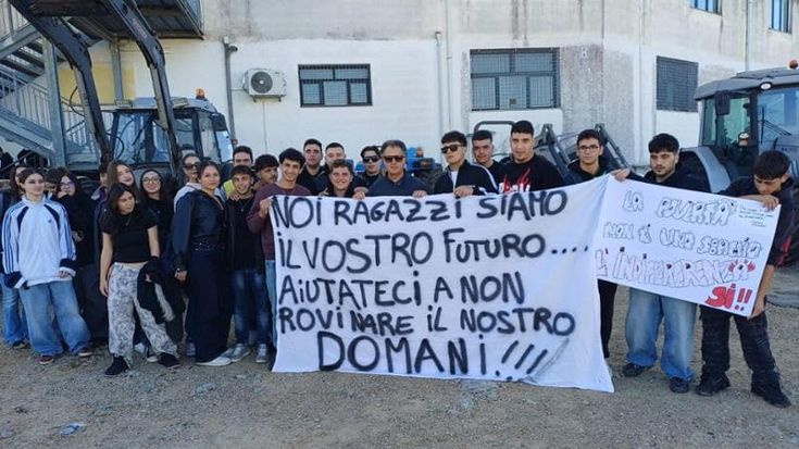 In Salento gli studenti al fianco degli agricoltori. “Questa va dichiarata area di crisi agricola”