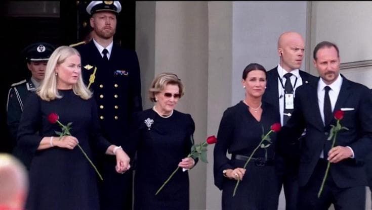 Re Haakon VIII e i reali norvegesi salutano la folla dopo la morte Harald V