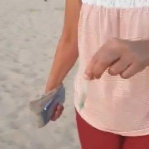 Bari, siringa sulla spiaggia di Pane e pomodoro: due turisti la trovano e la gettano nel cestino