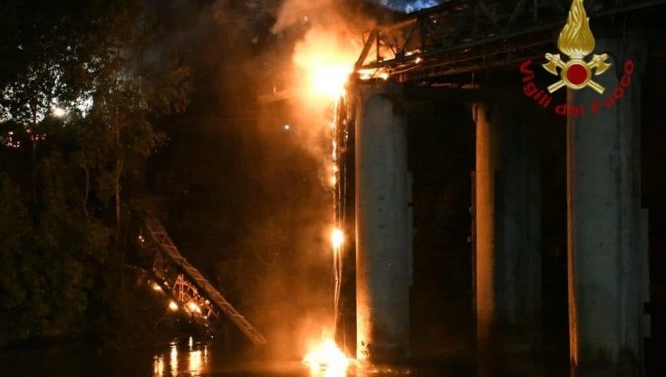Roma, ponte di ferro: il video top secret. "Le fiamme sotto il ponte partite da un fornello"