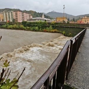Frane, da Nervi al centro. Chiuso Corso Perrone. Il terreno è al limite della saturazione