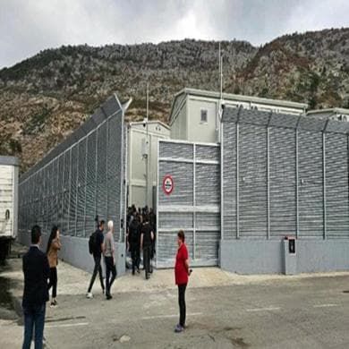 Albania, sbarre alle finestre, droni e poliziotti nel centro che aspetta i primi esiliati