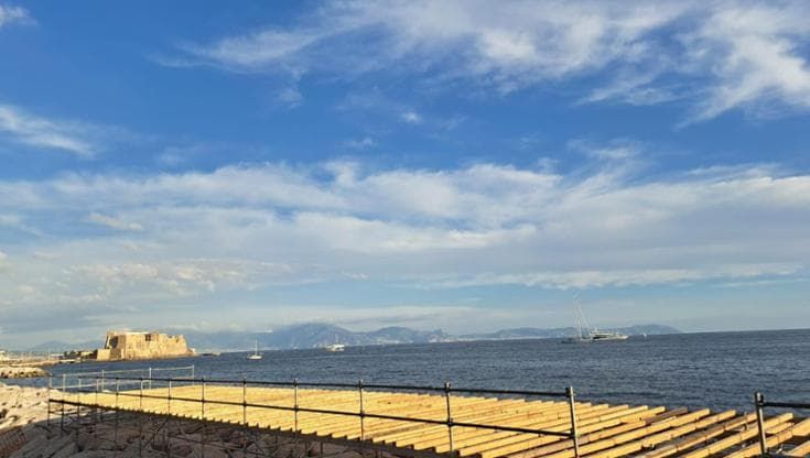 Napoli, piattaforme sulla scogliera del lungomare anche d’estate: “Lì per sei mesi all’anno”