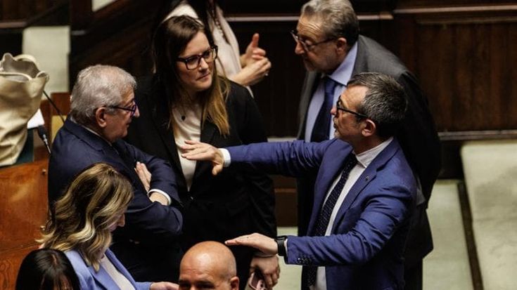 Dl sicurezza, maratona alla Camera dopo la seduta notturna. Schlein: “Avete fallito, fermatevi”