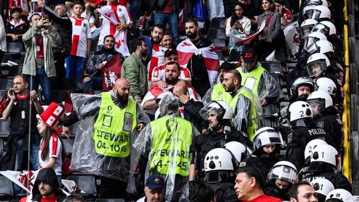 Turchia-Georgia, scontri tra tifosi all’interno dello stadio prima della partita