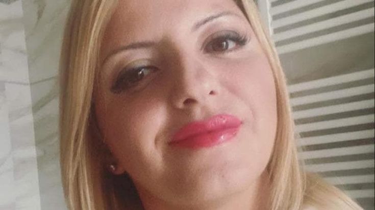 Morta carbonizzata in auto, i dubbi degli investigatori sul racconto del marito: nei post social di Lucia Salcone gli indizi di una crisi di coppia