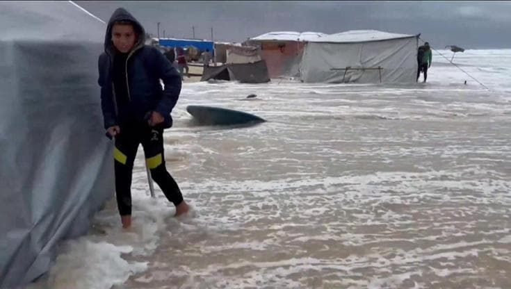 Gaza, tempesta invernale: l'acqua invade migliaia di tende di rifugiati sulla spiaggia