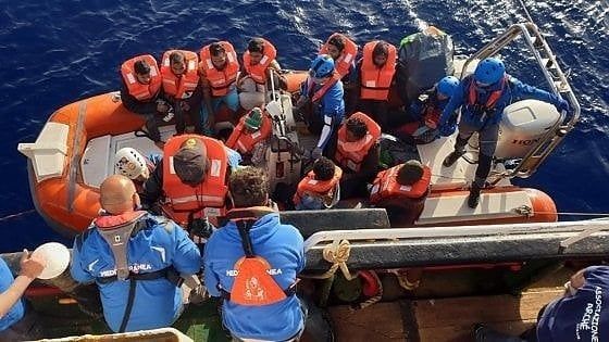 Sea Watch, nessuno vuole i 65 migranti salvati: neppure la Libia