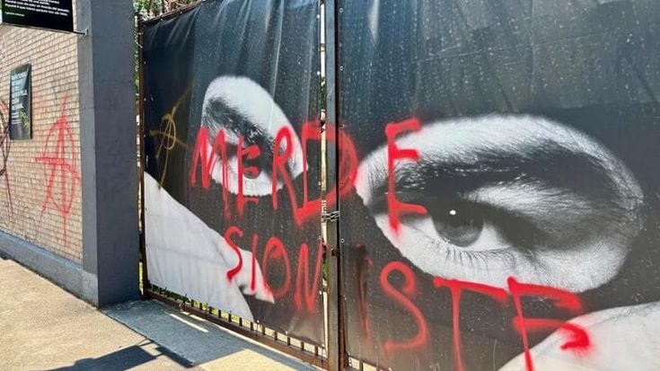 Vandalizzato il Tempio del Futuro Perduto: “Servi sionisti”, le scritte spray sulla facciata
