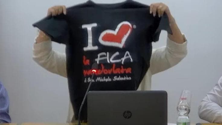“Basta con la fica mandorlata”, a San Michele Salentino lo scontro sullo slogan spacca il Comune