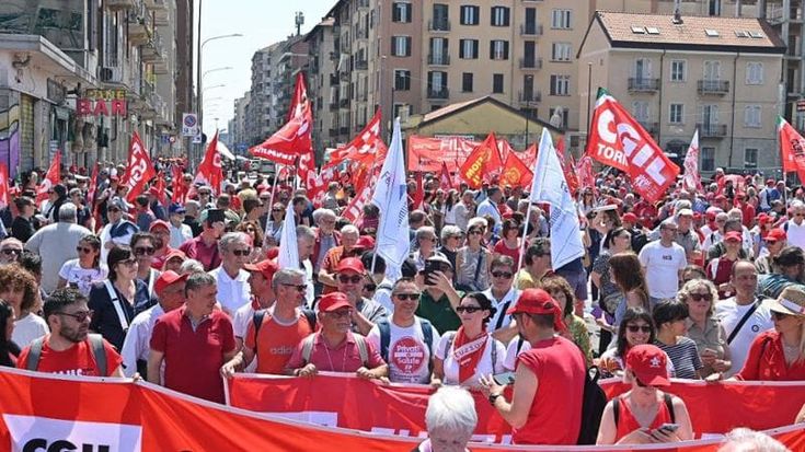 Sanità pubblica, in migliaia sfilano a Torino: “Liste d’attesa infinite e personale insufficiente”
