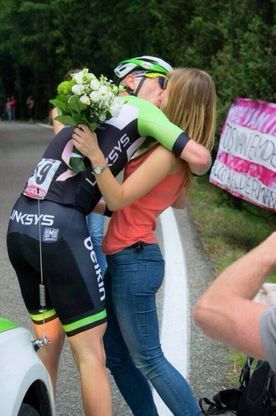 Giro d'Italia, si ferma durante la crono: "Cara, mi vuoi sposare?"