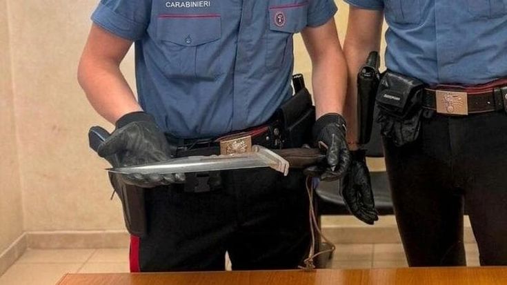 Da Ostia a Termini a piedi in mimetica e con un coltello militare: il Rambo di Roma è un pensionato