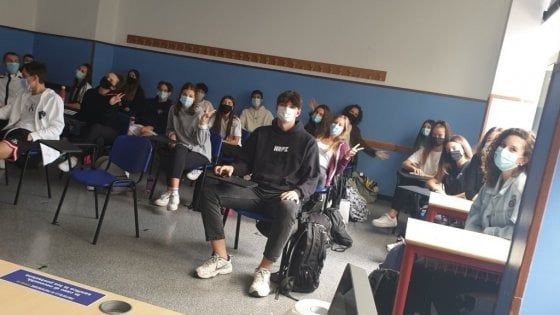 Buone pratiche a scuola nel Varesotto: colletta di classe per donare fondi all'associazione che lotta contro i tumori