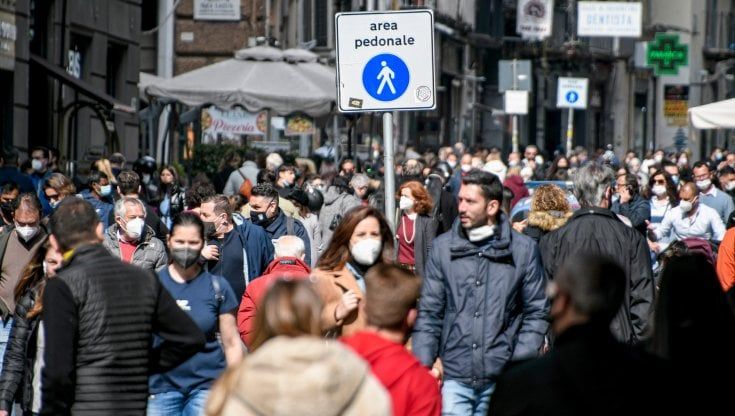 Incubo zona rossa, folla in strada: “Si chiude, fateci sfogare”