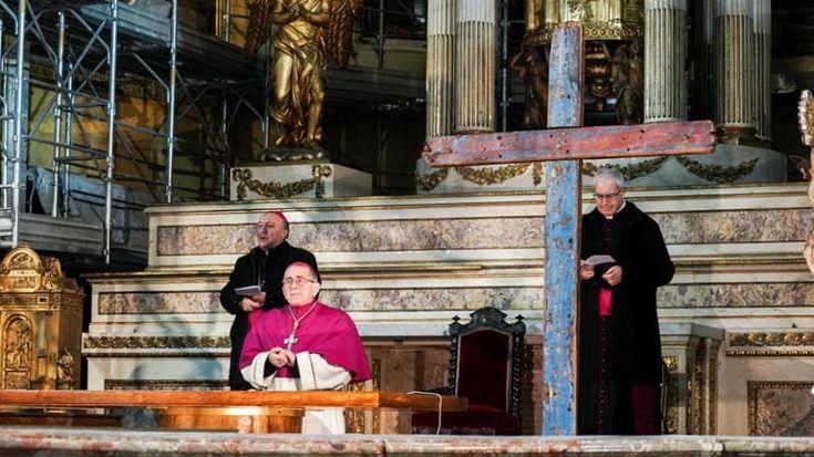 Via Crucis fino in Duomo con l’arcivescovo di Algeri e la croce fatta col legno dei barconi